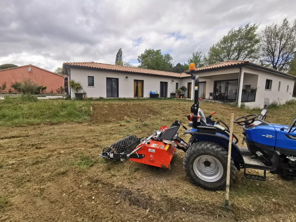 Préparation de sol avec enfouisseur de pierre et engazonnage à Tabre